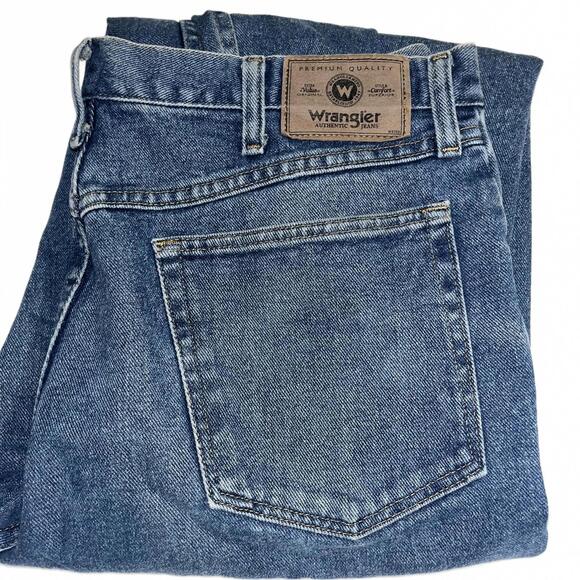 Wrangler Classic Men’s Straight W34x30L Blue Denim Jeans Work Pants Medium Wash - Picture 3 of 8
